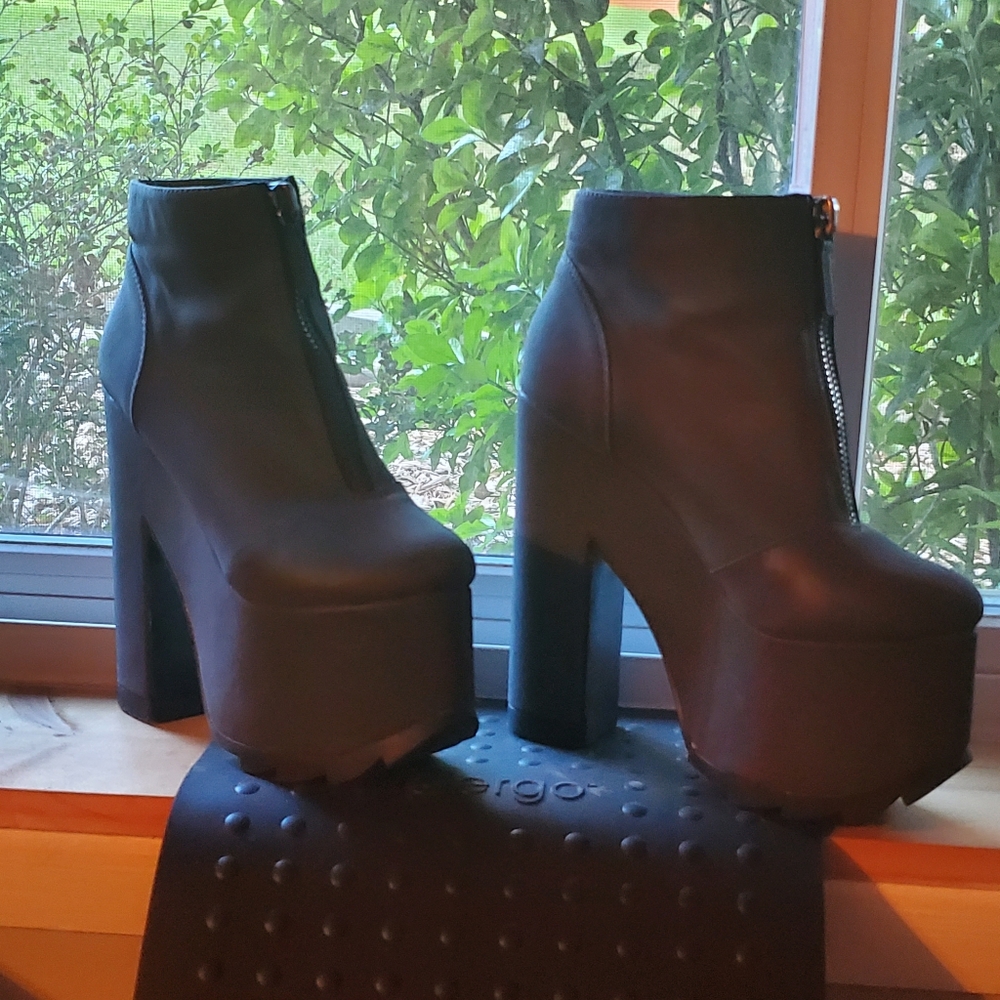 YRU Nightmare Reflective Platforms